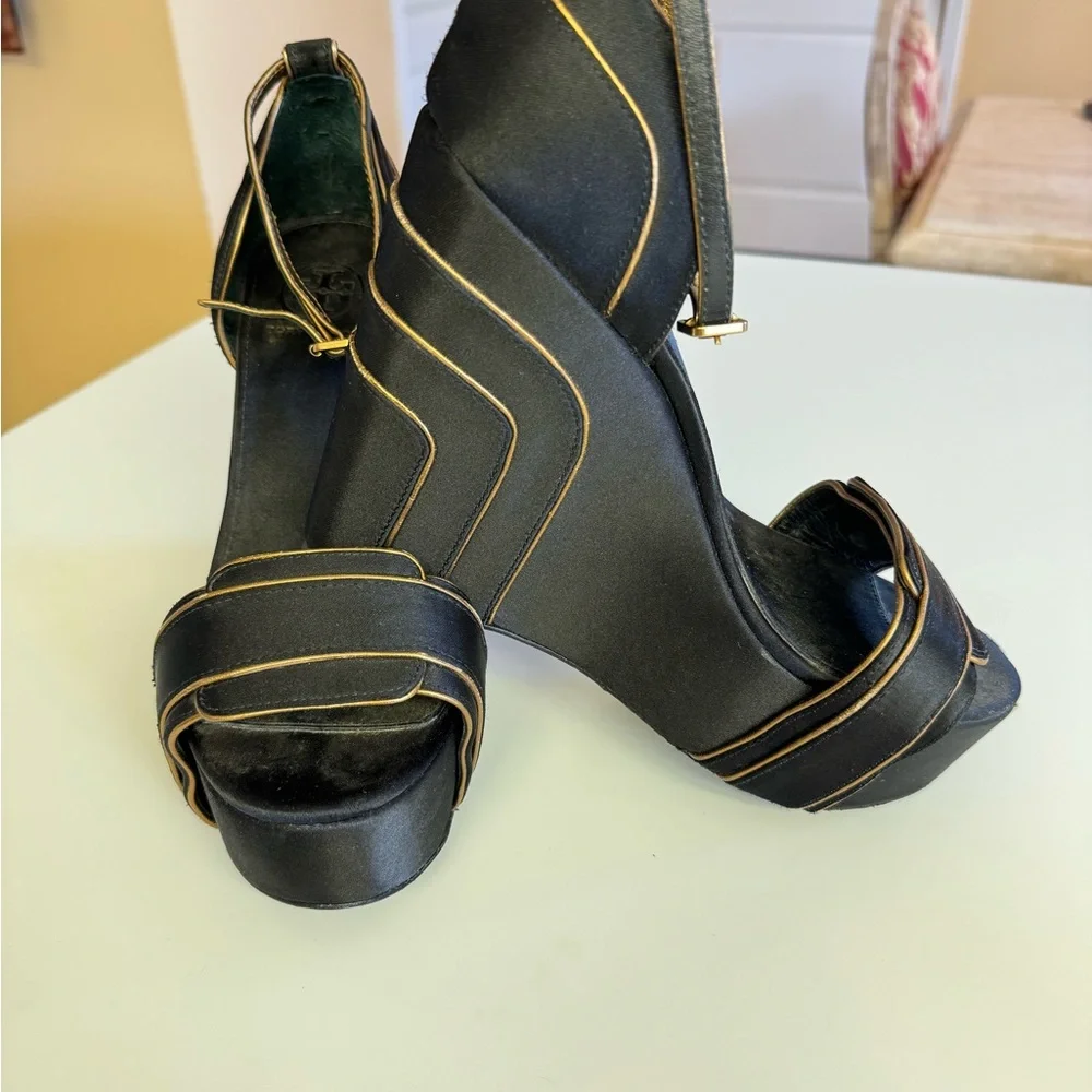 Elegant Black Wedge Sandals - Picture 1 of 6